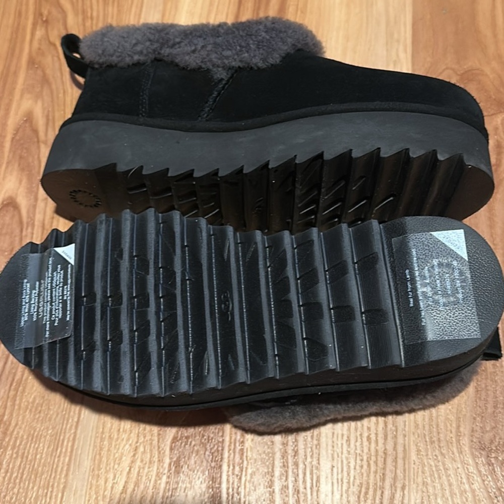 New UGG Slippers - Picture 4 of 4